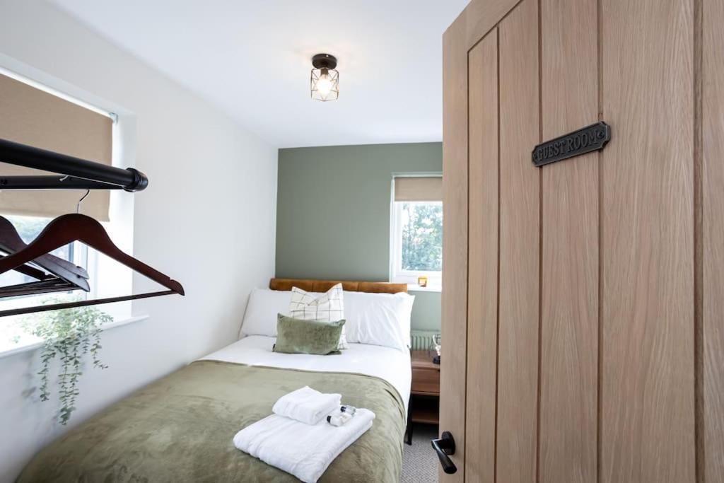 Railway House - Central Warrington - Sleeps 6 Экстерьер фото