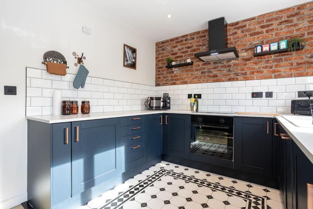 Railway House - Central Warrington - Sleeps 6 Экстерьер фото