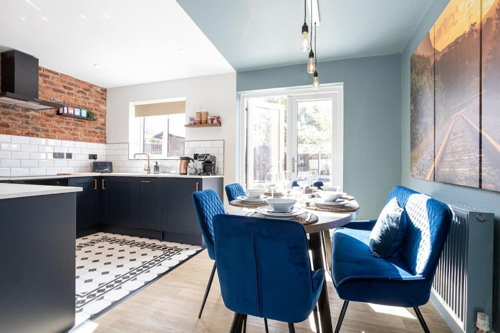 Railway House - Central Warrington - Sleeps 6 Экстерьер фото