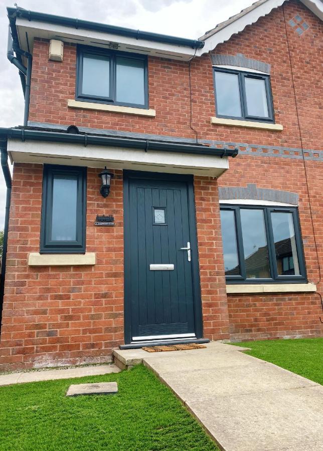 Railway House - Central Warrington - Sleeps 6 Экстерьер фото